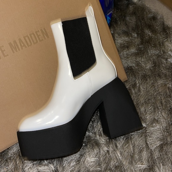 STEVE MADDEN!! BRAND NEW NEVER BEEN WORN BEFORE TEASER WHITE PATENT HEEL BOOTS - Picture 8 of 13